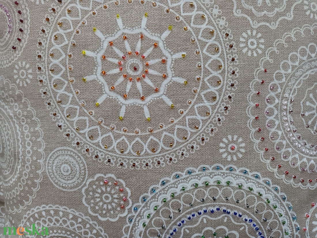 Mandala mintás díszpárnahuzat, színes gyöngyökkel díszítve - otthon & életmód - lakástextil - párna & párnahuzat - Meska.hu Mandala mintás díszpárnahuzat, színes gyöngyökkel díszítve - otthon & életmód - lakástextil - párna & párnahuzat - Meska.hu