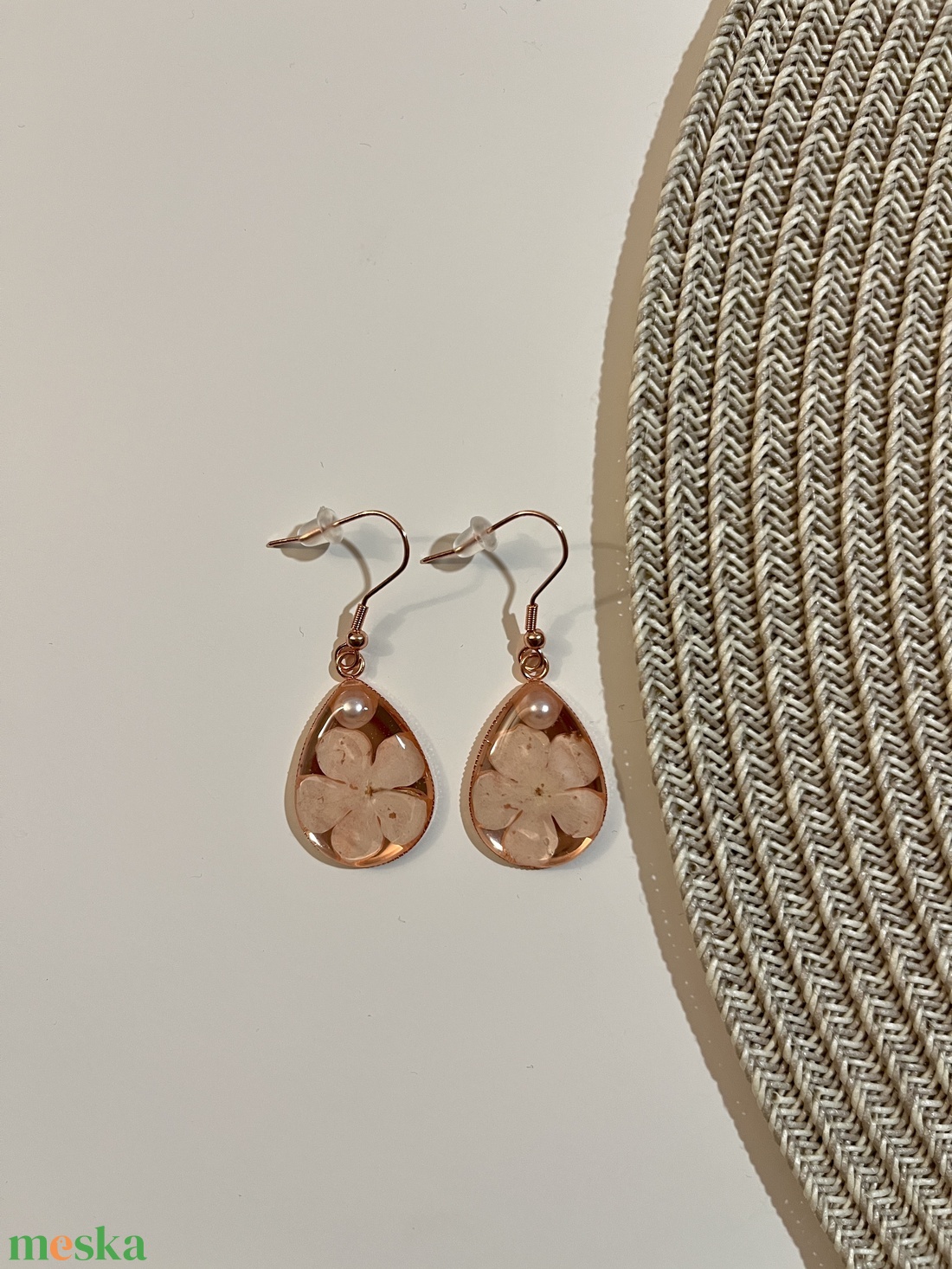 Rosegold fülbevaló virágokkal karácsonyra - ékszer - fülbevaló - lógó fülbevaló - Meska.hu