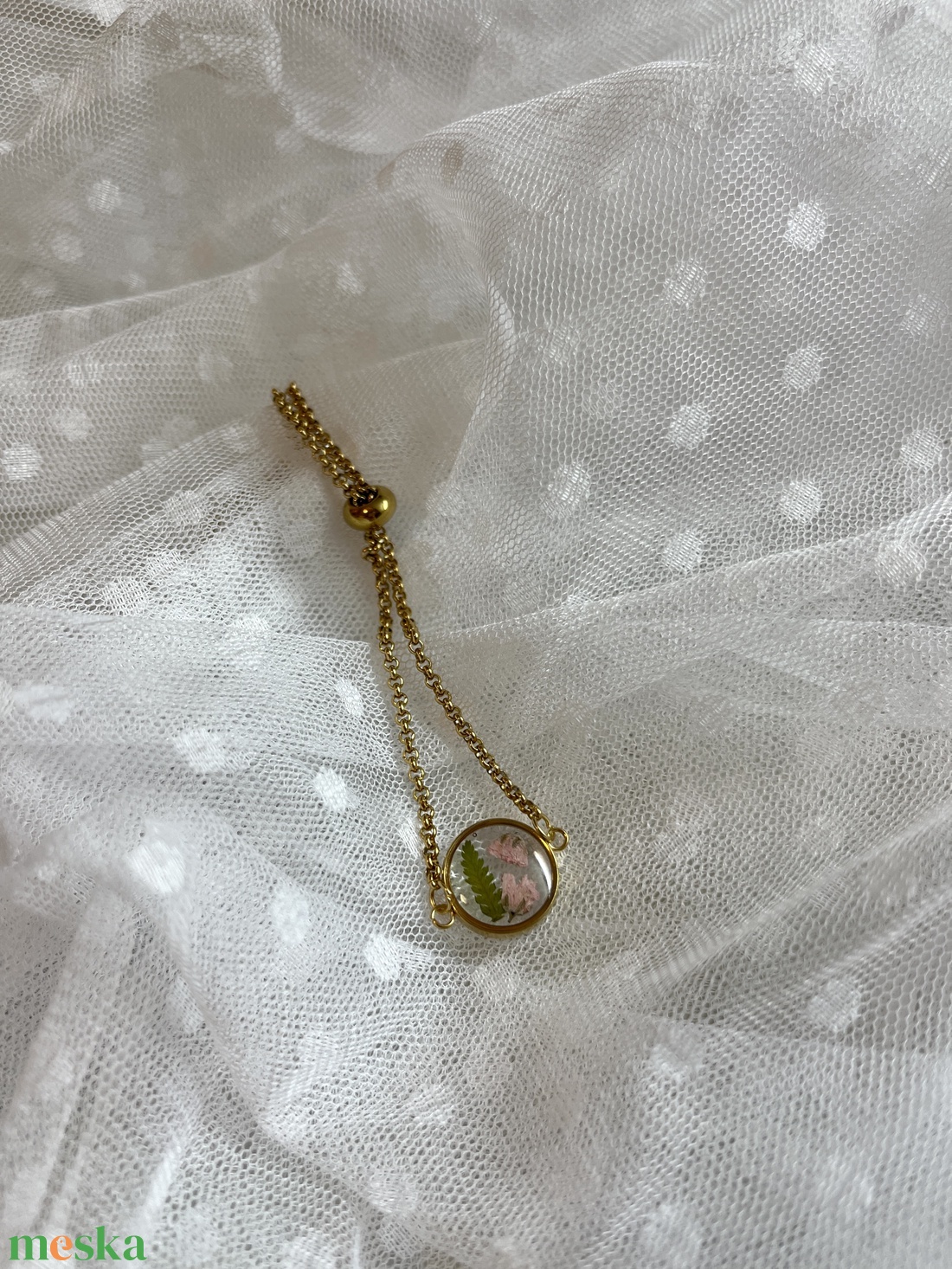 Arany színű karkötő valódi virággal - ékszer - karkötő - lánc karkötő - Meska.hu