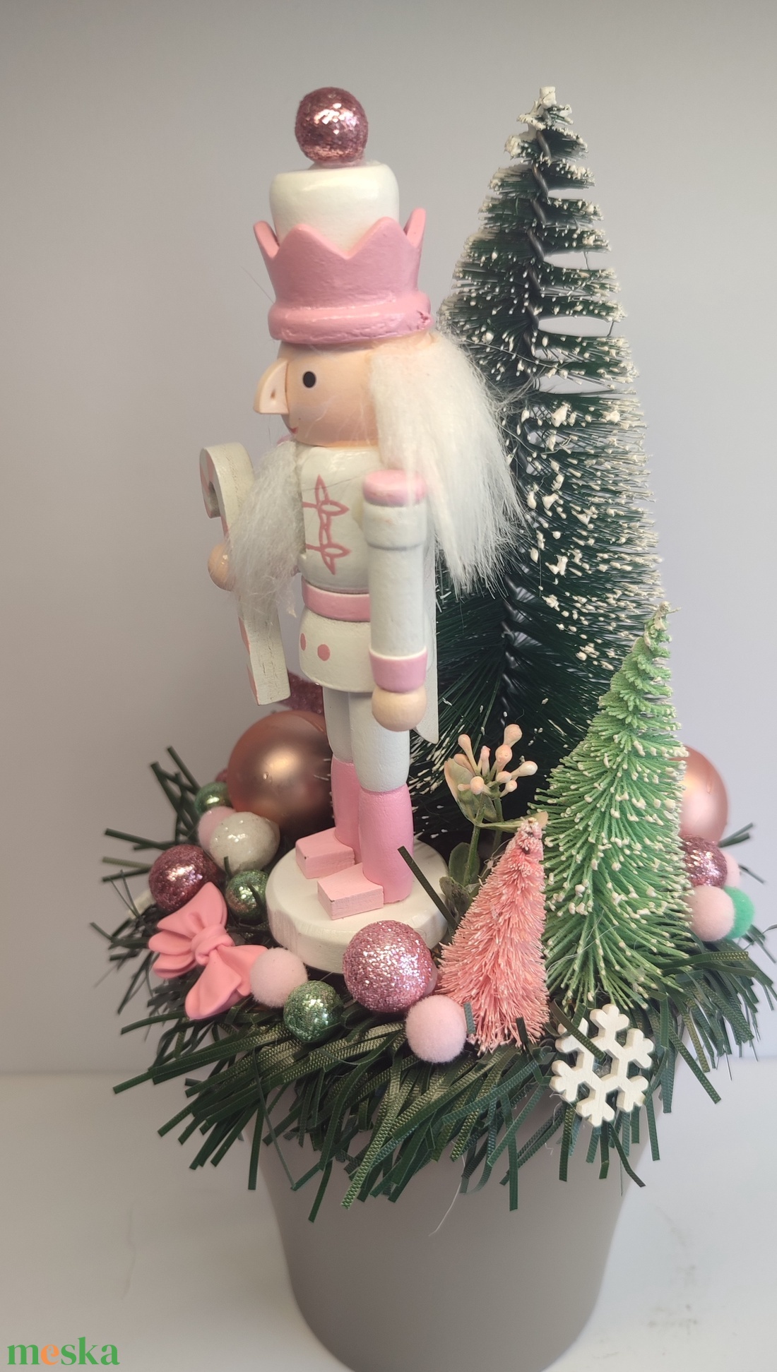 Karácsonyi dekoráció rózsaszín diótörős - otthon & életmód - dekoráció - asztal és polc dekoráció - asztaldísz - Meska.hu