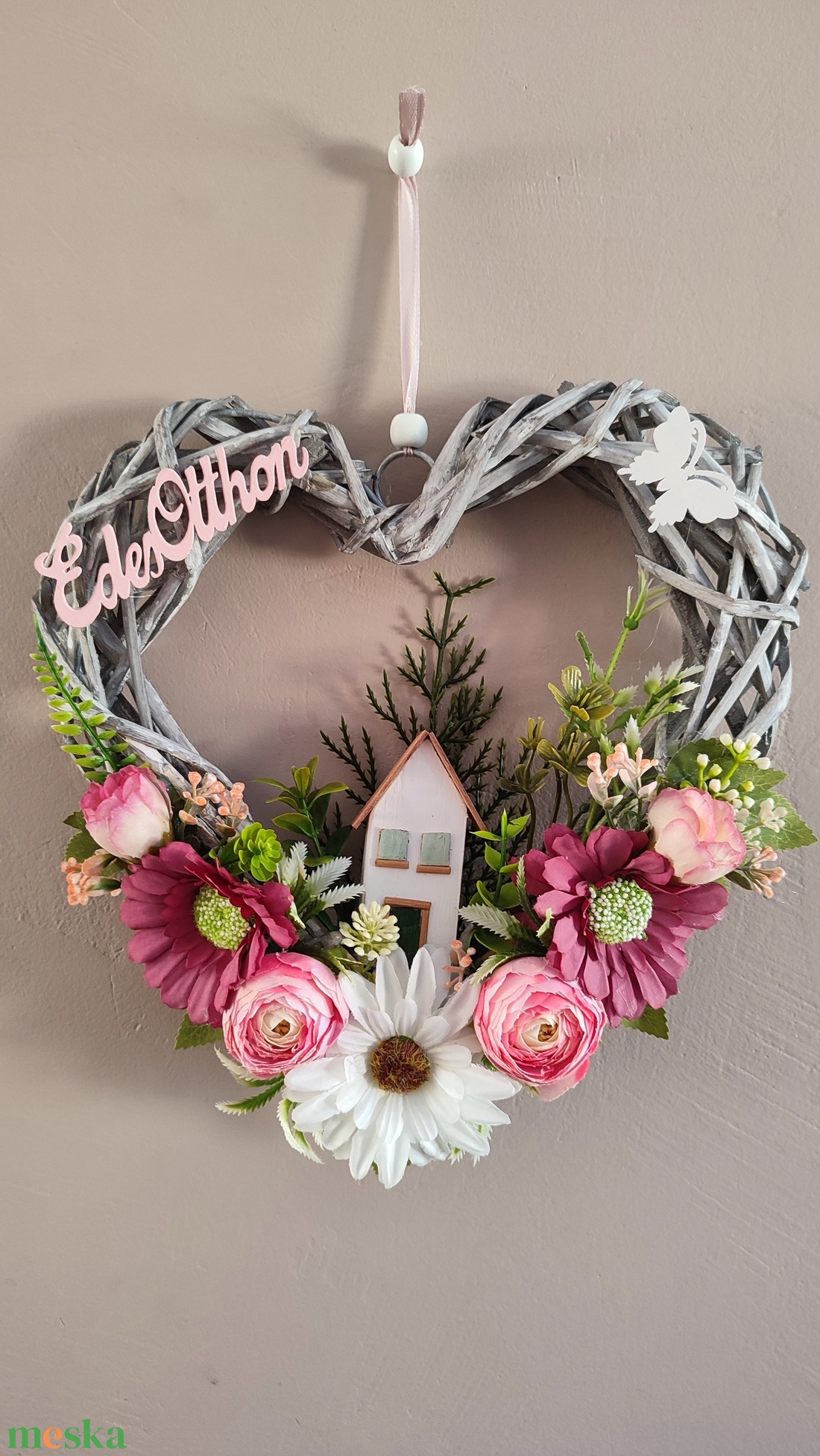 Édes Otthon szív � Rusztikus szürke fonott kopogtató romantikus virágokkal - otthon & életmód - dekoráció - ajtó- és ablak dekoráció - ajtódísz & kopogtató - Meska.hu