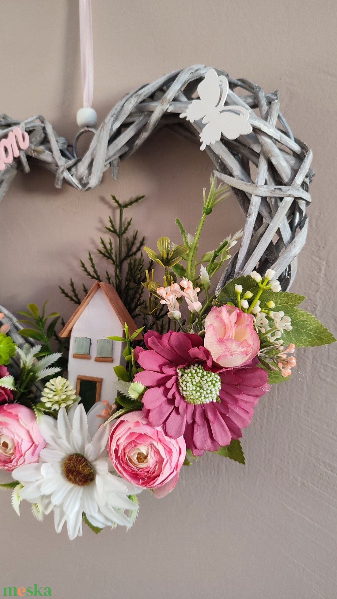Édes Otthon szív � Rusztikus szürke fonott kopogtató romantikus virágokkal - otthon & életmód - dekoráció - ajtó- és ablak dekoráció - ajtódísz & kopogtató - Meska.hu