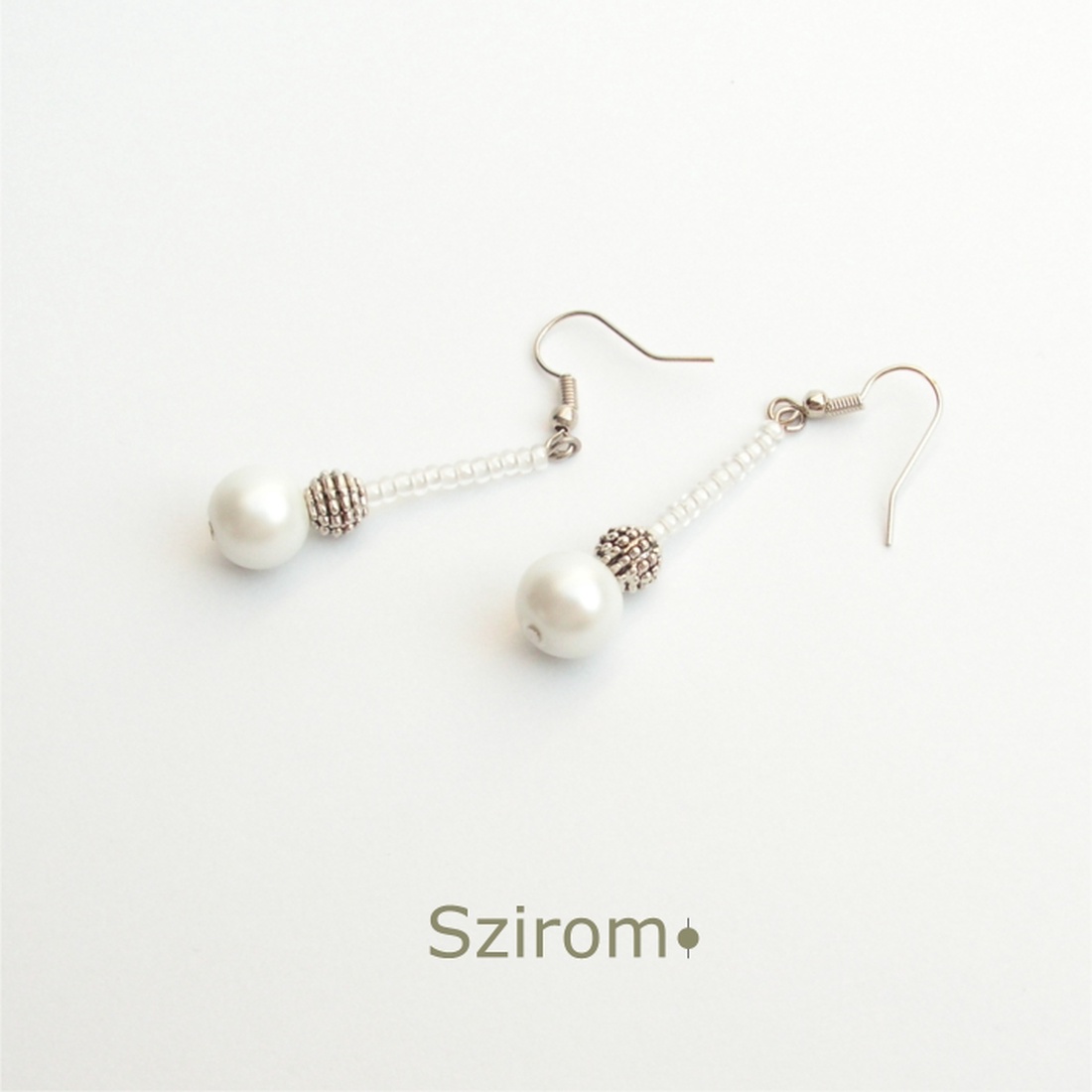 Hógömb - elegáns fehér és ezüst színű lógós fülbevaló  -  - Meska.hu