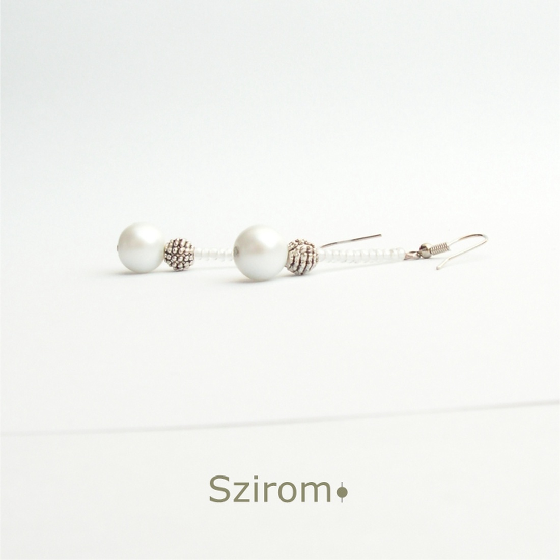 Hógömb - elegáns fehér és ezüst színű lógós fülbevaló  -  - Meska.hu