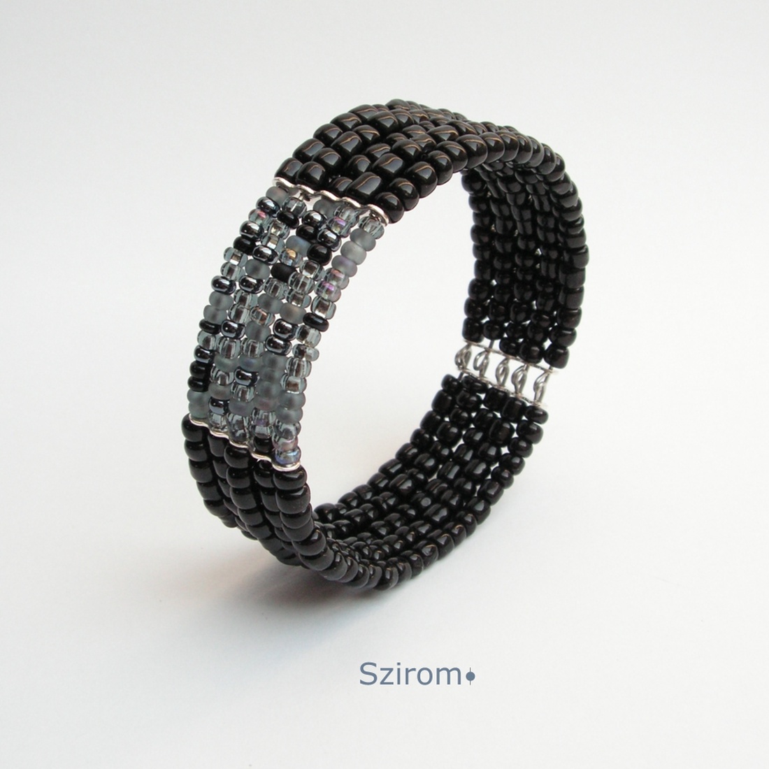 Hétköznapi elegancia - Fekete és kékesszürke csillogó karperec  -  - Meska.hu