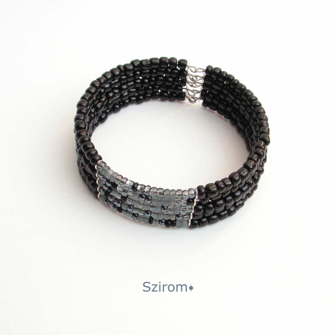 Hétköznapi elegancia - Fekete és kékesszürke csillogó karperec  -  - Meska.hu