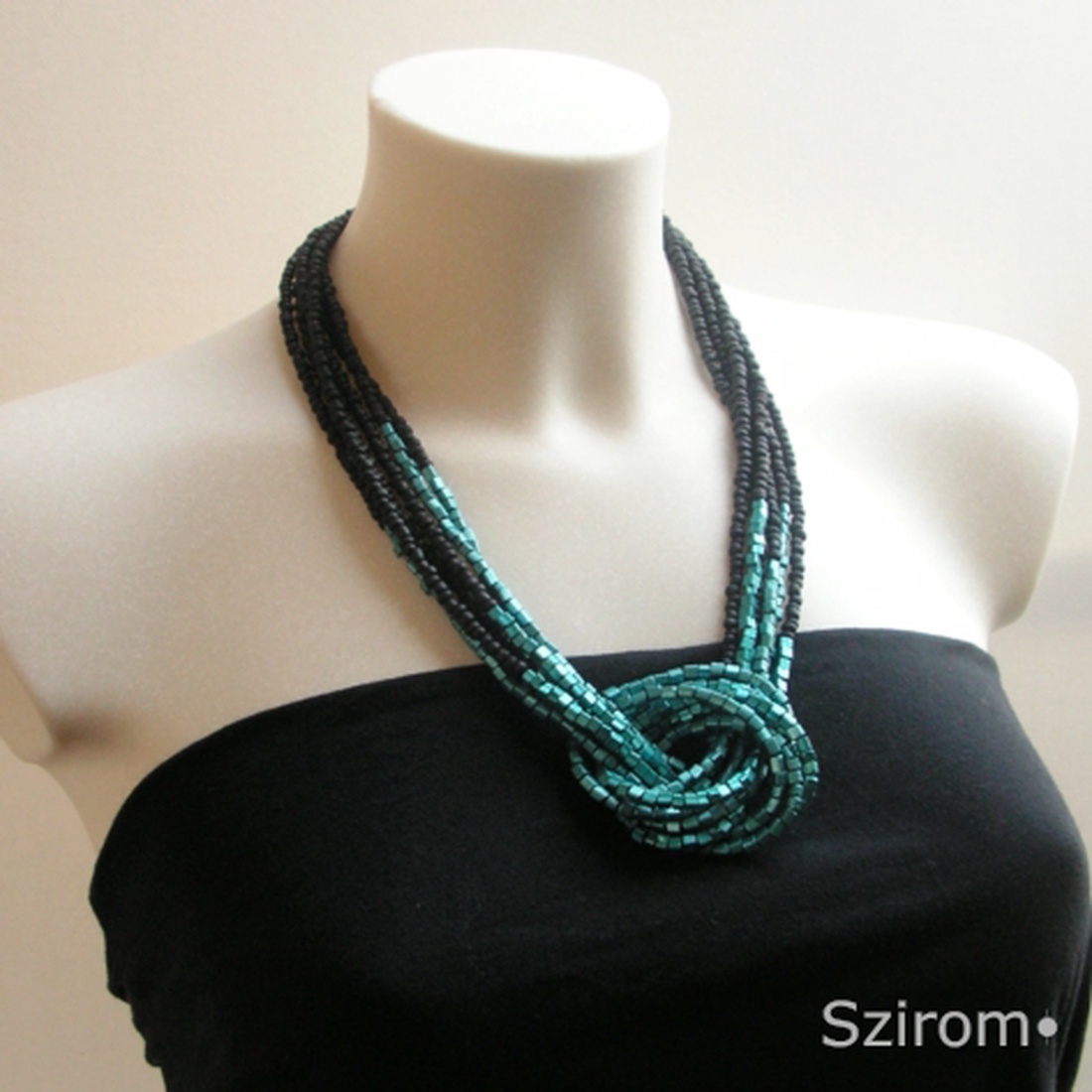 Sikeres nő - türkiz és fekete nyaklánc -  - Meska.hu