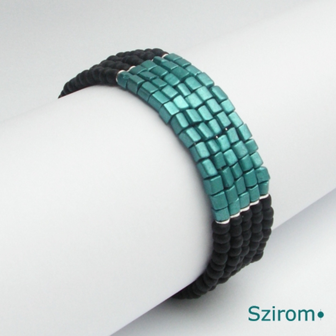 Sikeres nő - fekete és türkiz színű karkötő -  - Meska.hu