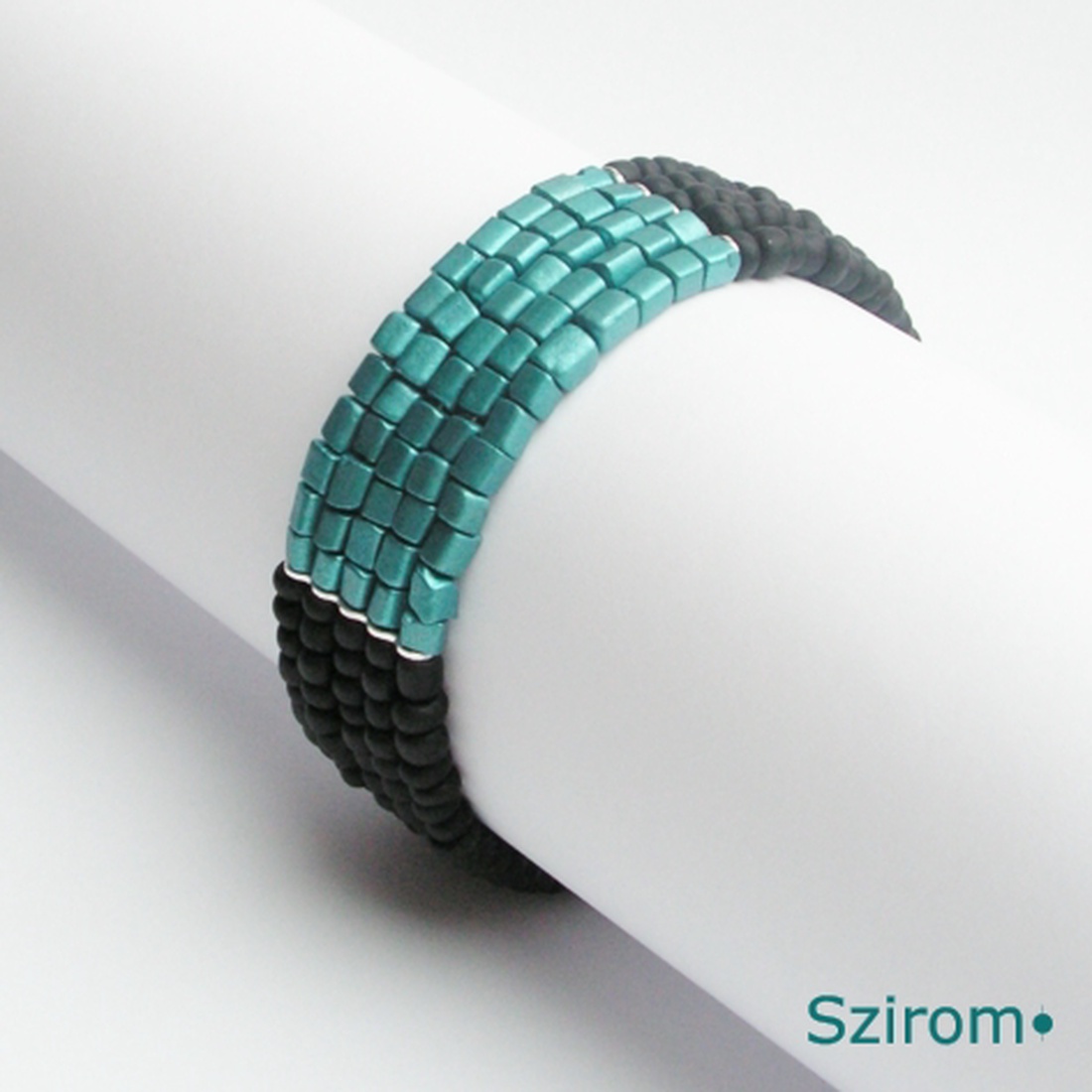 Sikeres nő - fekete és türkiz színű karkötő -  - Meska.hu