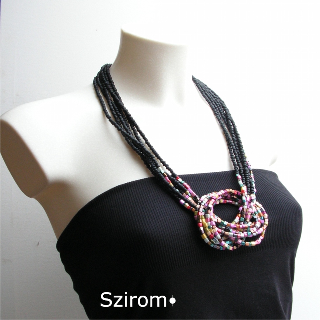 Színes egyéniség - fekete-tarka nyaklánc -  - Meska.hu