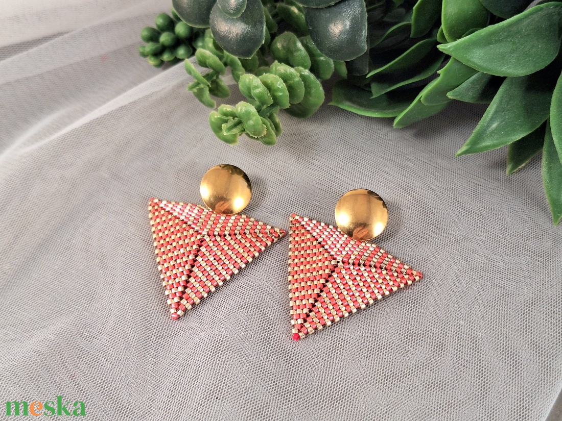 TRIANGO fülbevaló - lazac és arany  - ékszer - fülbevaló - lógó fülbevaló - Meska.hu