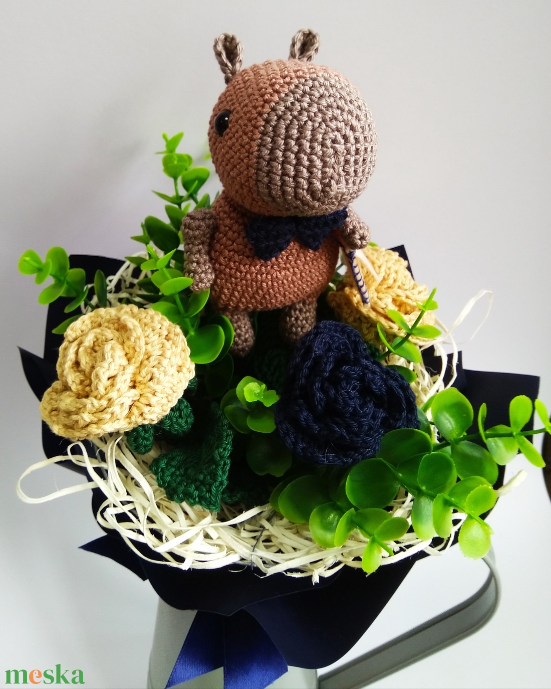 Horgolt ballagási capybara csokor- horgolt virágokkal, egyedi kézműves ajándék - otthon & életmód - virágdekoráció - virágok - virágcsokor - Meska.hu