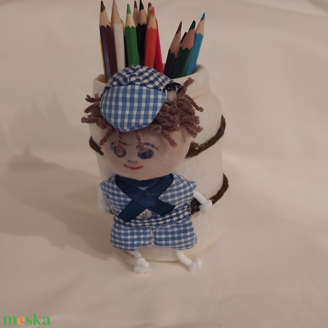Iskola, óvoda, babával díszített asztali ceruzatartó, fésű- sminktároló, tolltartó - otthon & életmód - papír, írószer - tolltartó & ceruzatekercs - Meska.hu Iskola, óvoda, babával díszített asztali ceruzatartó, fésű- sminktároló, tolltartó - otthon & életmód - papír, írószer - tolltartó & ceruzatekercs - Meska.hu