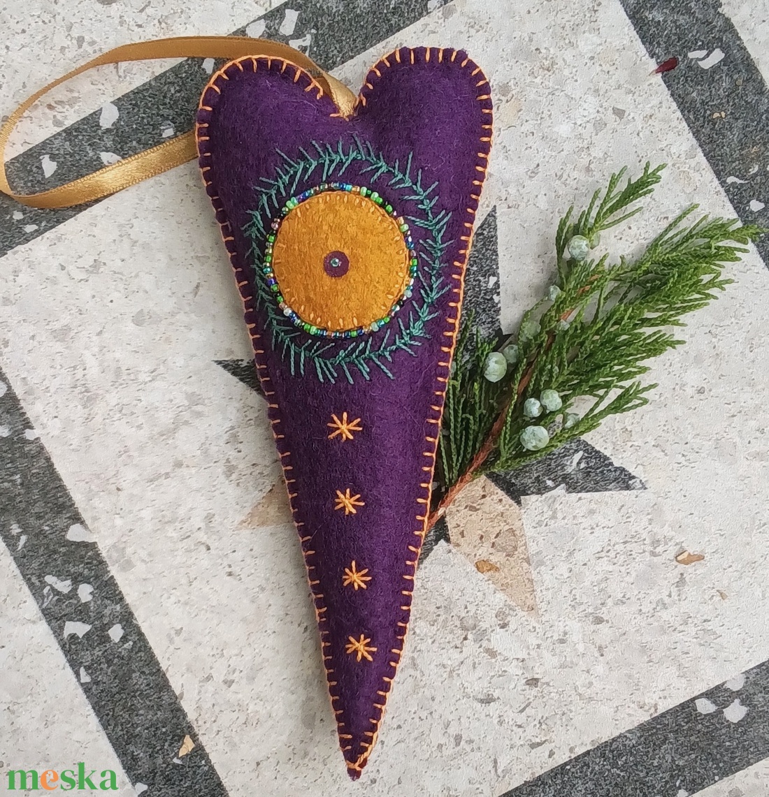 Elegáns lila alapú adventi és karácsonyi szív dísz, kézzel és gyönggyelvarrott mintás filckép � 20 cm - karácsony - karácsonyi lakásdekoráció - karácsonyi ajtódíszek - Meska.hu