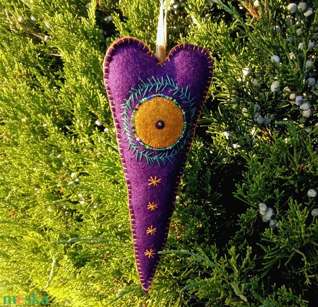 Elegáns lila alapú adventi és karácsonyi szív dísz, kézzel és gyönggyelvarrott mintás filckép � 20 cm - karácsony - karácsonyi lakásdekoráció - karácsonyi ajtódíszek - Meska.hu