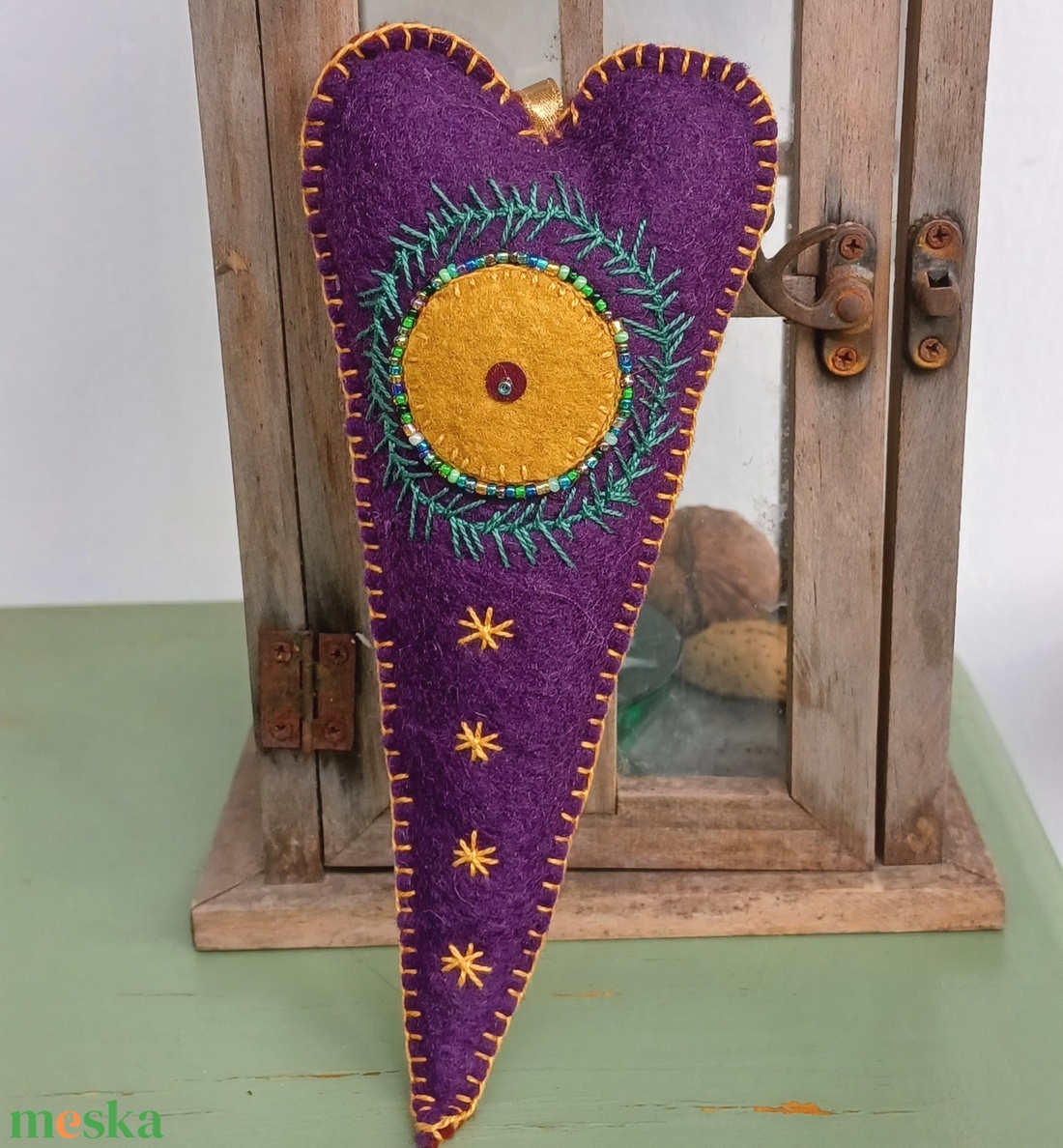 Elegáns lila alapú adventi és karácsonyi szív dísz, kézzel és gyönggyelvarrott mintás filckép � 20 cm - karácsony - karácsonyi lakásdekoráció - karácsonyi ajtódíszek - Meska.hu