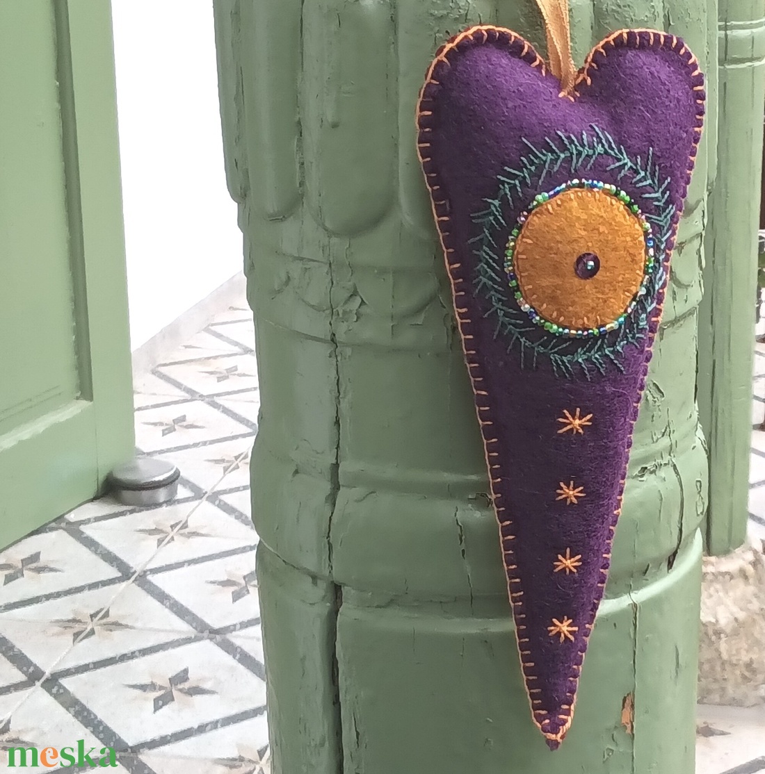 Elegáns lila alapú adventi és karácsonyi szív dísz, kézzel és gyönggyelvarrott mintás filckép � 20 cm - karácsony - karácsonyi lakásdekoráció - karácsonyi ajtódíszek - Meska.hu