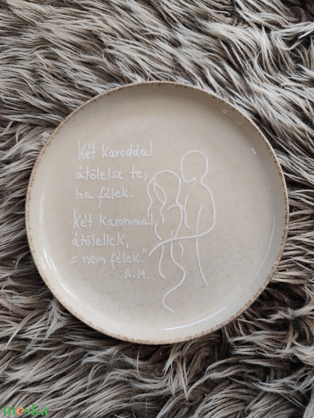 Két karoddal... Valentin napi tányér - otthon & életmód - konyhafelszerelés, tálalás - tálalás - tányér & étkészlet - Meska.hu