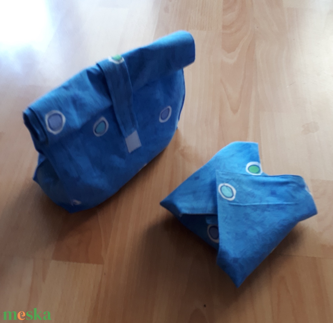 NoWaste uzsonnás tasak és öko szalvéta sötét vízkék aĺapon mintás vászonból - táska & tok - uzsonna- & ebéd tartó - szendvics csomagoló - Meska.hu NoWaste uzsonnás tasak és öko szalvéta sötét vízkék aĺapon mintás vászonból - táska & tok - uzsonna- & ebéd tartó - szendvics csomagoló - Meska.hu