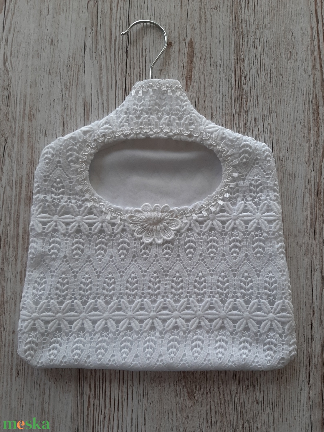 Tároló, shabby chic stílusban fehér csipkéből - otthon & életmód - tárolás & rendszerezés - fali tároló - Meska.hu Tároló, shabby chic stílusban fehér csipkéből - otthon & életmód - tárolás & rendszerezés - fali tároló - Meska.hu