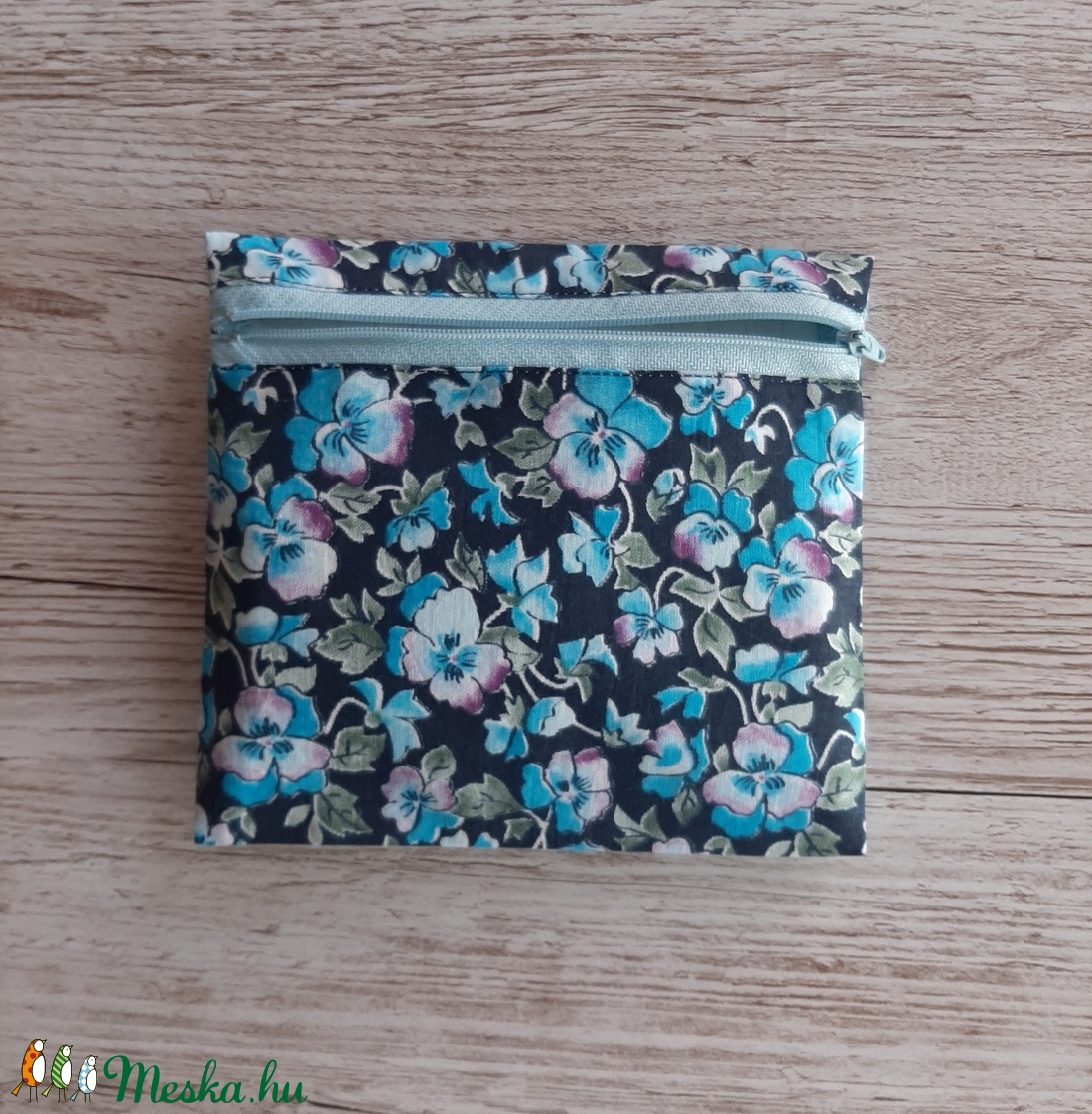 Egészségügyi betét tartó intim betéttartó,  vízhatlan anyaggal bélelve,türkizkék árvácskás  pamutvászonból, NoWaste - szépségápolás - intim higiénia - egészségügyi tartó - Meska.hu