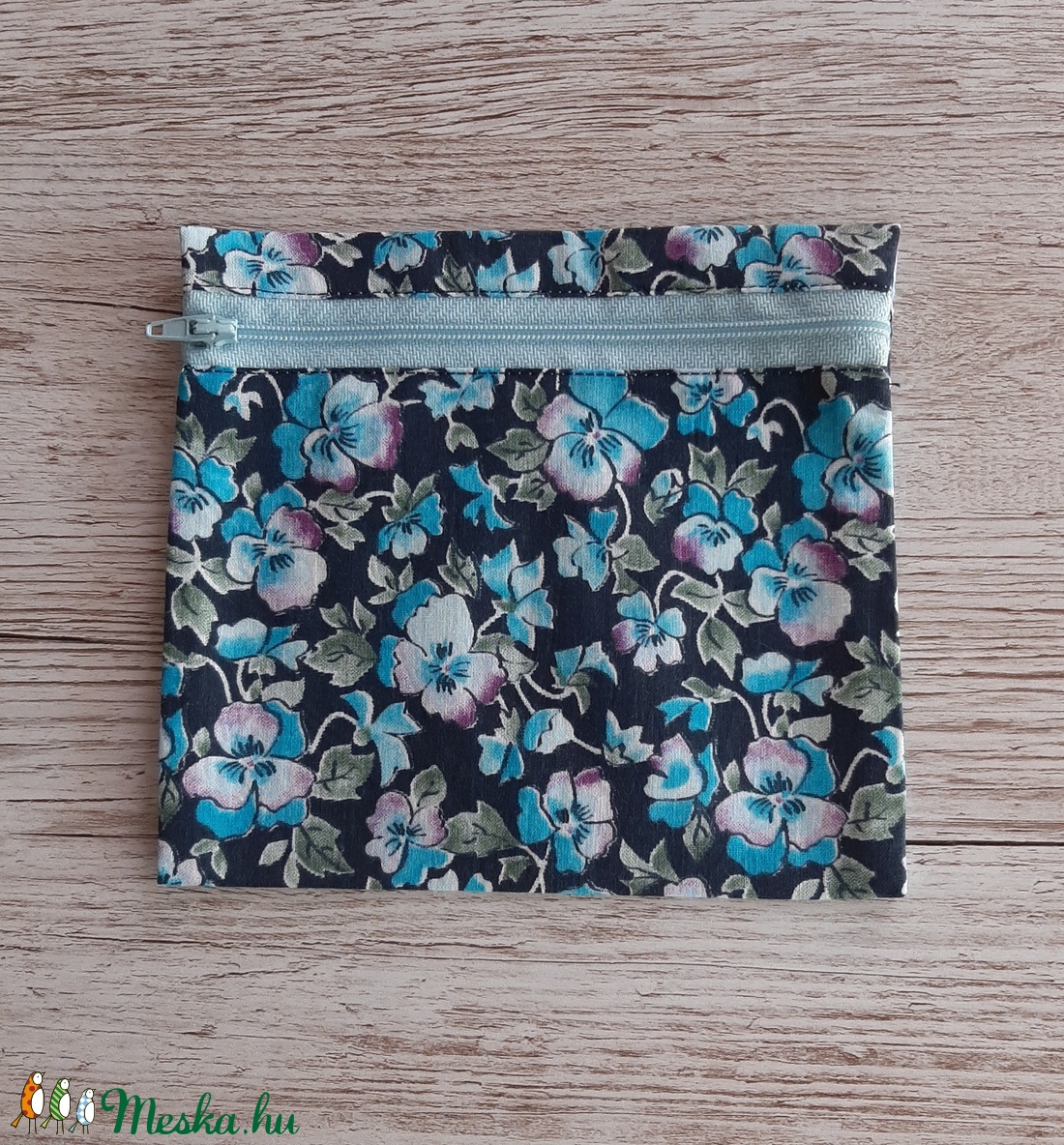 Egészségügyi betét tartó intim betéttartó,  vízhatlan anyaggal bélelve,türkizkék árvácskás  pamutvászonból, NoWaste - szépségápolás - intim higiénia - egészségügyi tartó - Meska.hu