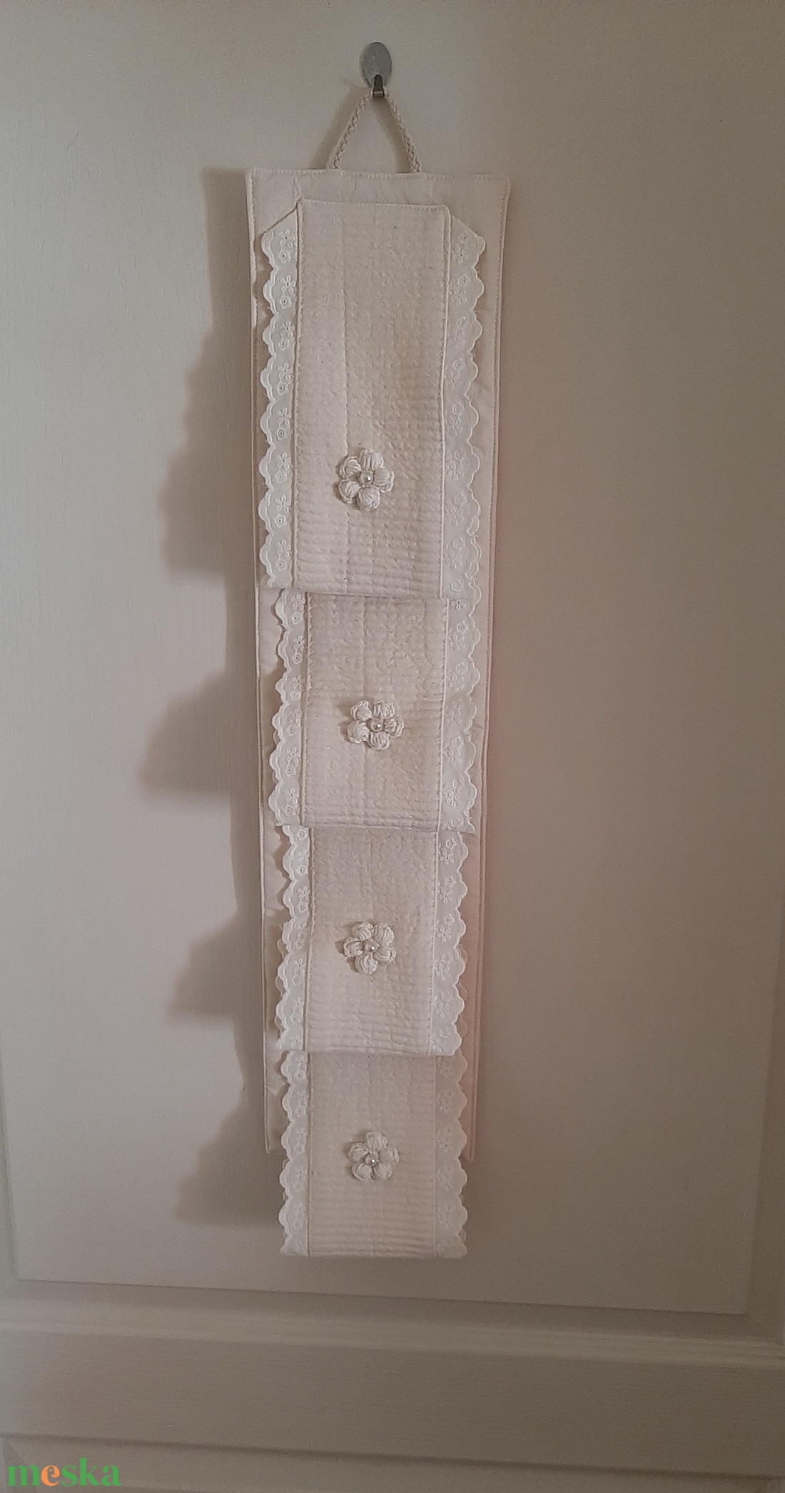 Wc-papír tároló,ekrü vászonból,madérával és horgolt virággal díszítve,shabby chic   stílusban - otthon & életmód - fürdőszoba - fürdőszobai tároló - Meska.hu