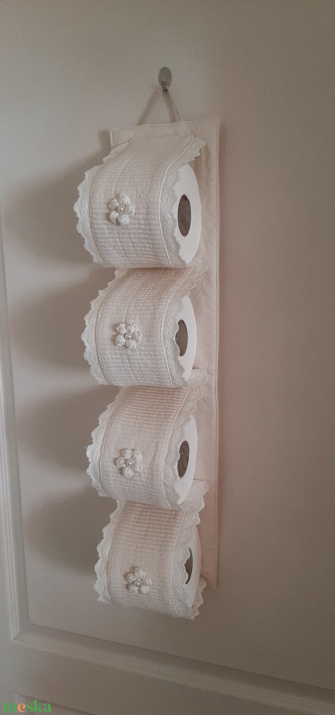 Wc-papír tároló,ekrü vászonból,madérával és horgolt virággal díszítve,shabby chic   stílusban - otthon & életmód - fürdőszoba - fürdőszobai tároló - Meska.hu