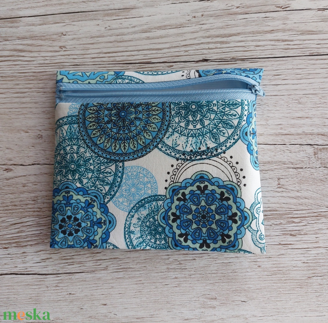 Egészségügyi betét tartó,intim betéttartó,vízhatlan anyaggal bélelve,fehér alapon türkizkék mandalás vászonból,NoWaste - szépségápolás - intim higiénia - egészségügyi tartó - Meska.hu