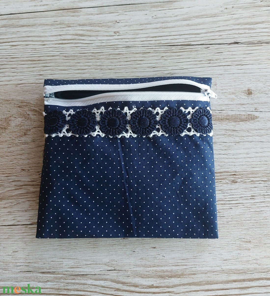 Egészségügyi betét tartó,vízhatlan anyaggal bélelve,kék pöttyös vászonból,horgolt csipkével és kék virágokkal díszítve - szépségápolás - intim higiénia - intimbetét - Meska.hu