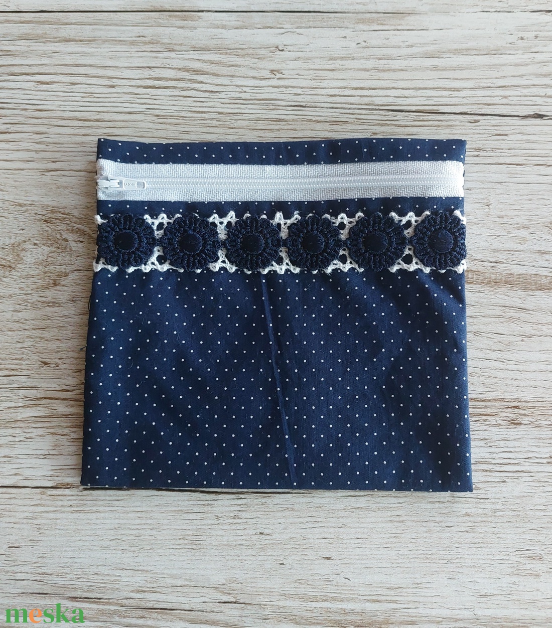 Egészségügyi betét tartó,vízhatlan anyaggal bélelve,kék pöttyös vászonból,horgolt csipkével és kék virágokkal díszítve - szépségápolás - intim higiénia - intimbetét - Meska.hu
