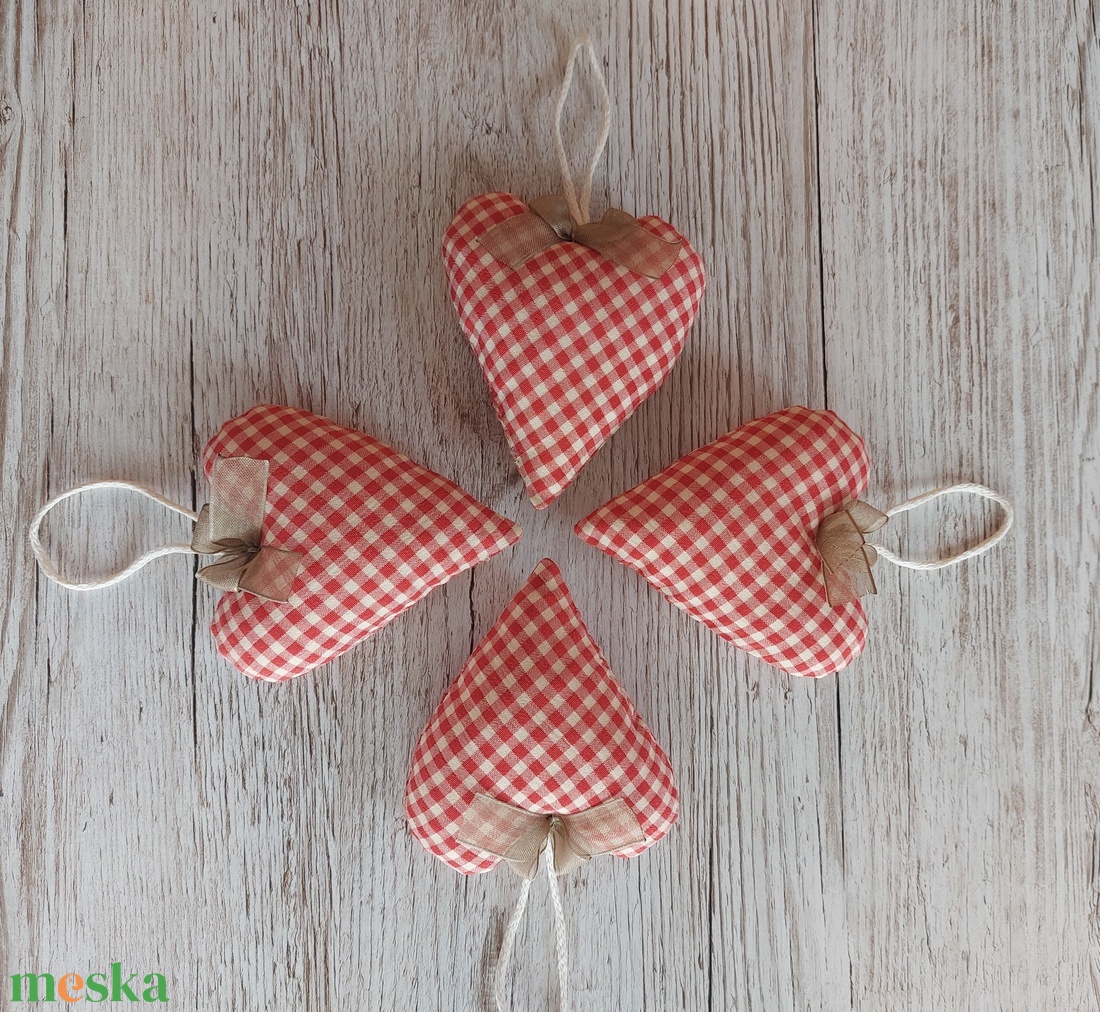 Karácsonyi dekoráció,vagy dísz,bézs és piros kockás anyagból - karácsony - adventi díszek - adventi ajtódísz - Meska.hu Karácsonyi dekoráció,vagy dísz,bézs és piros kockás anyagból - karácsony - adventi díszek - adventi ajtódísz - Meska.hu