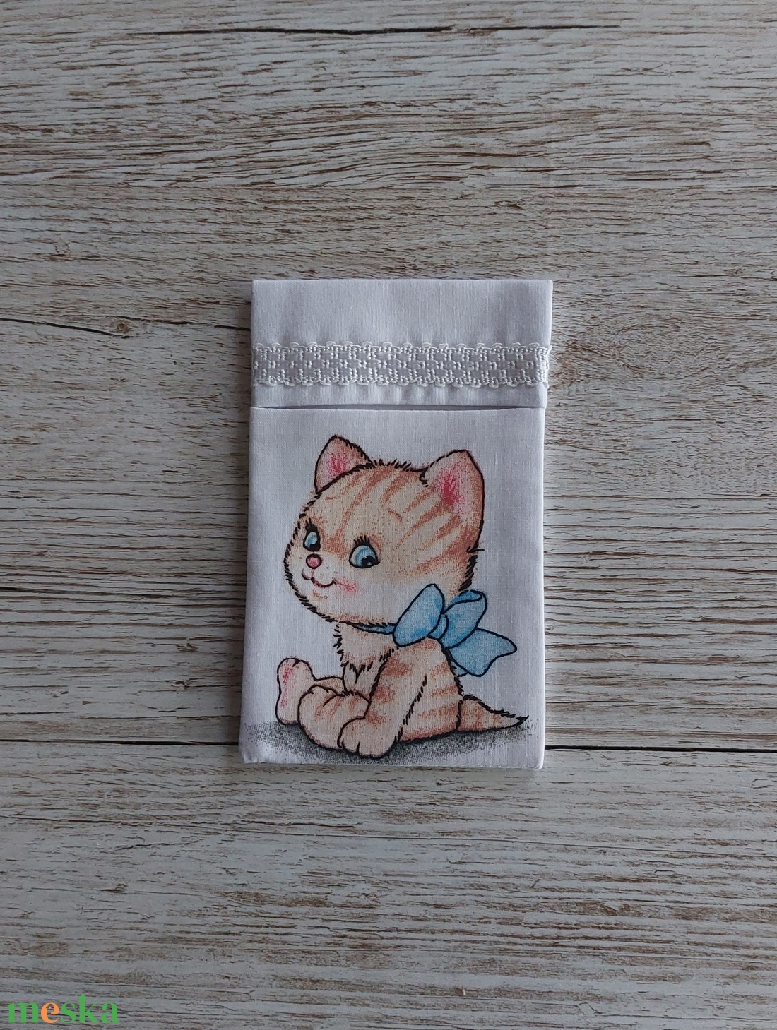 Papírzsebkendő tartó,fehér alapon cicás vászonból - táska & tok - pénztárca & más tok - zsebkendőtartó tok - Meska.hu Papírzsebkendő tartó,fehér alapon cicás vászonból - táska & tok - pénztárca & más tok - zsebkendőtartó tok - Meska.hu