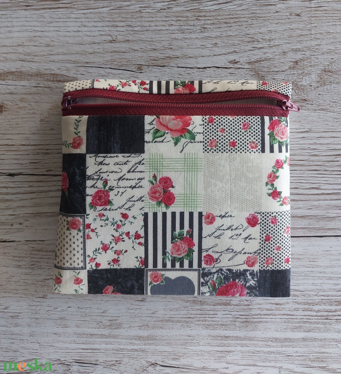 Egészségügyi betét tartó,vízhatlan anyaggal bélelve,rózsás patchwork mintás pamut anyagból - szépségápolás - intim higiénia - intimbetét - Meska.hu Egészségügyi betét tartó,vízhatlan anyaggal bélelve,rózsás patchwork mintás pamut anyagból - szépségápolás - intim higiénia - intimbetét - Meska.hu