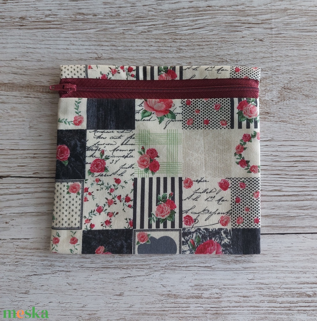 Egészségügyi betét tartó,vízhatlan anyaggal bélelve,rózsás patchwork mintás pamut anyagból - szépségápolás - intim higiénia - intimbetét - Meska.hu Egészségügyi betét tartó,vízhatlan anyaggal bélelve,rózsás patchwork mintás pamut anyagból - szépségápolás - intim higiénia - intimbetét - Meska.hu