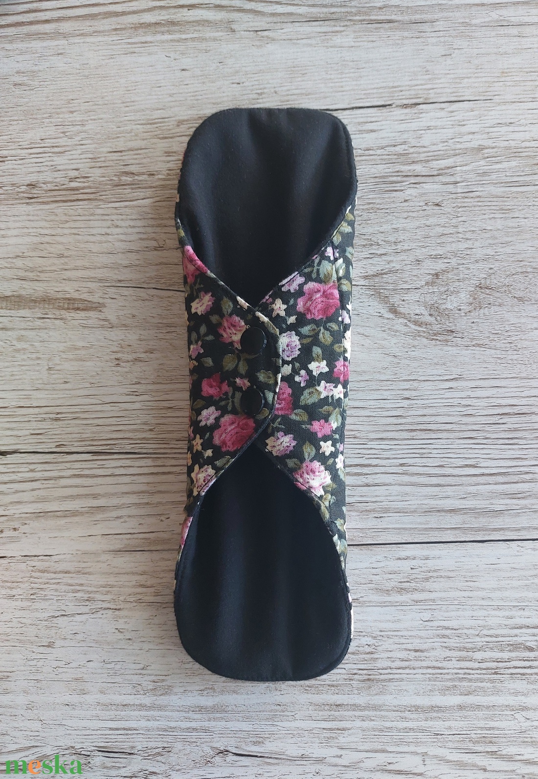 Éjszakai egészségügyi betét,intim betét,újramosható,környezetbarát,fekete alapon rózsás  pamutvászonból,NoWaste - szépségápolás - intim higiénia - intimbetét - Meska.hu