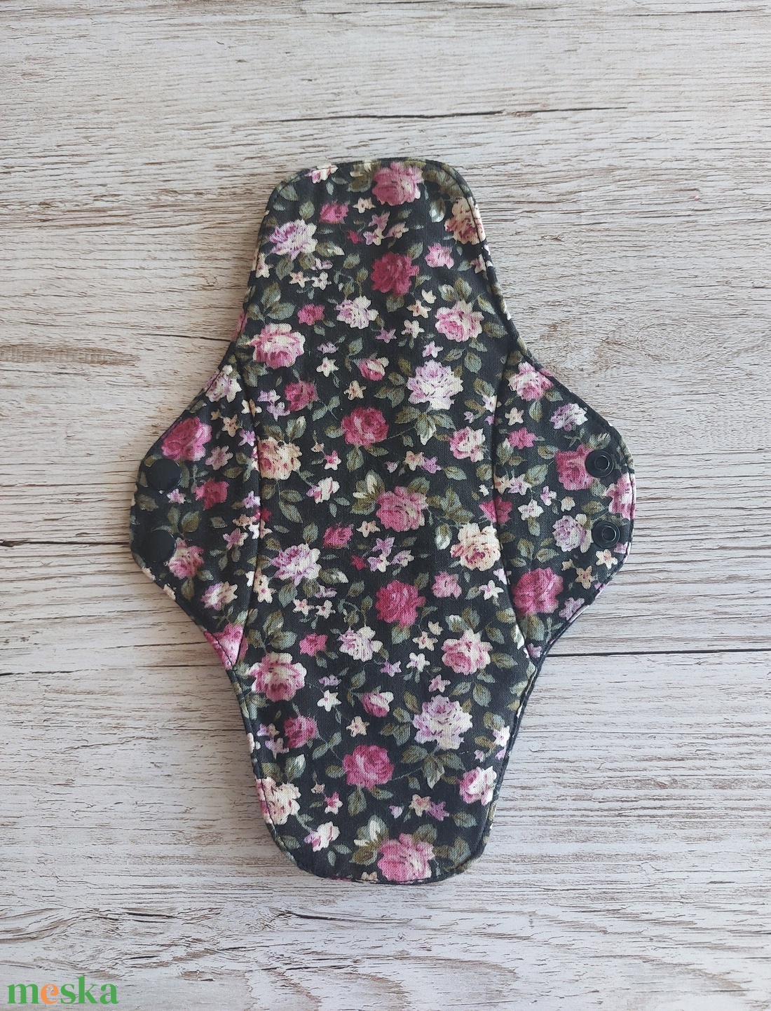 Éjszakai egészségügyi betét,intim betét,újramosható,környezetbarát,fekete alapon rózsás  pamutvászonból,NoWaste - szépségápolás - intim higiénia - intimbetét - Meska.hu