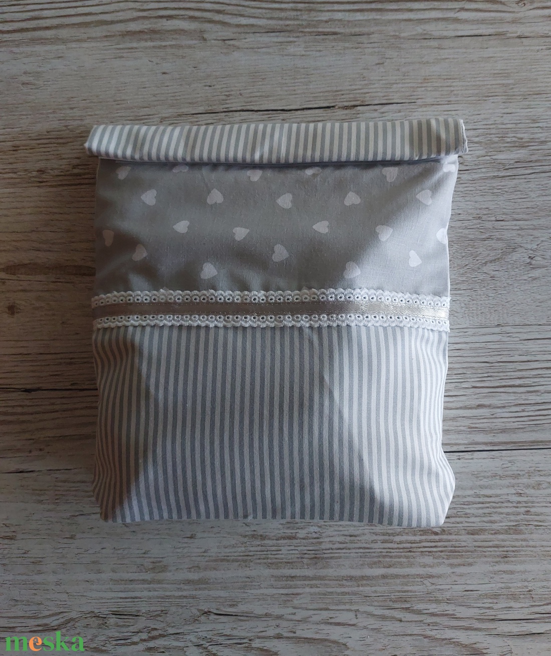 NoWaste uzsonnás tasak,szürke-fehér csíkos és szivecskés vászonból,madérával és szalaggal díszítve - táska & tok - bevásárlás & shopper táska - shopper, textiltáska, szatyor - Meska.hu NoWaste uzsonnás tasak,szürke-fehér csíkos és szivecskés vászonból,madérával és szalaggal díszítve - táska & tok - bevásárlás & shopper táska - shopper, textiltáska, szatyor - Meska.hu