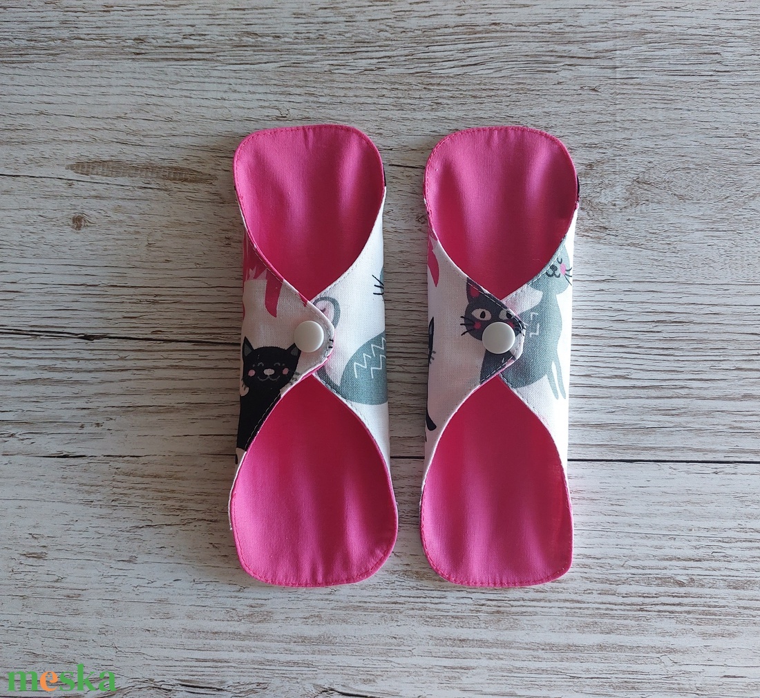 Tisztasági betét,intim betét,újramosható,fehér alapon cicás pamutvászonból,pink alsórésszel,NoWaste - szépségápolás - intim higiénia - tisztasági betét - Meska.hu