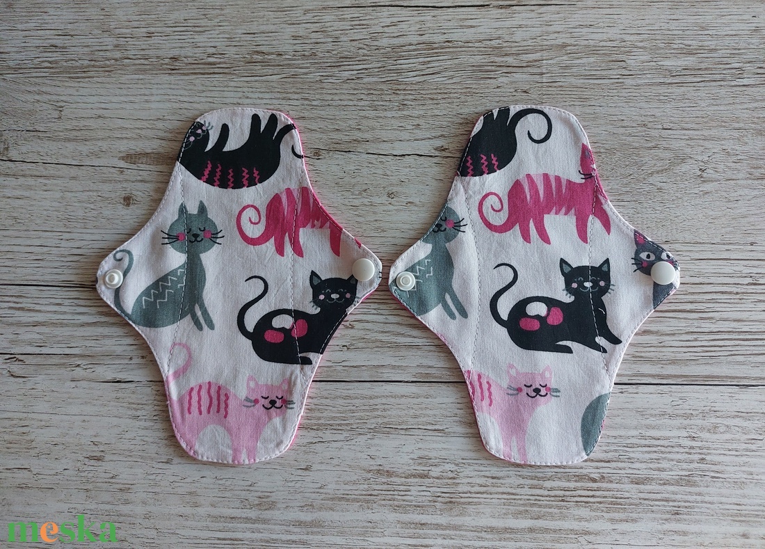 Tisztasági betét,intim betét,újramosható,fehér alapon cicás pamutvászonból,pink alsórésszel,NoWaste - szépségápolás - intim higiénia - tisztasági betét - Meska.hu