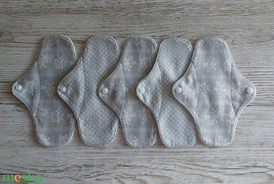 Tisztasági betét,intim betét,halványszürke alapon pöttyós és sormintás  pamutvászonból,flanel alsórésszel,NoWaste - szépségápolás - intim higiénia - tisztasági betét - Meska.hu