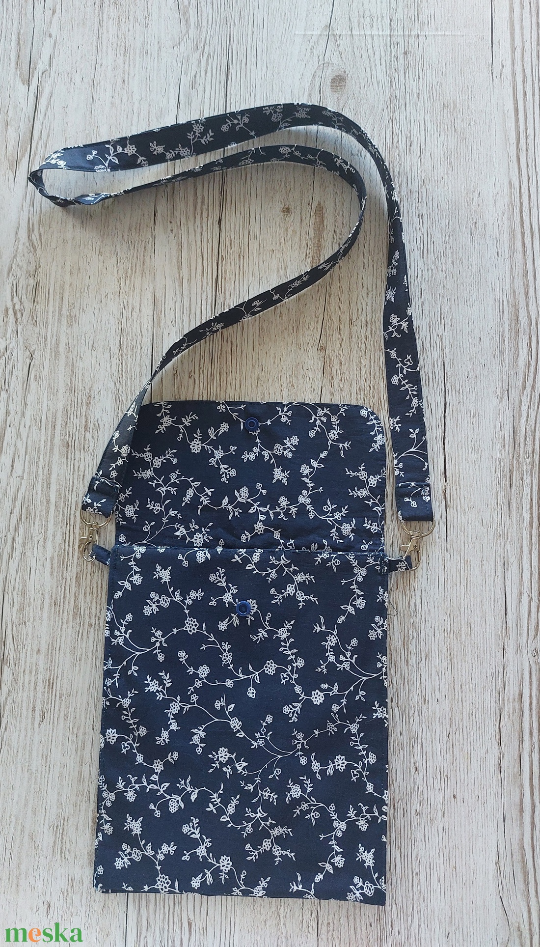 Crossbody, fesztiváltáska, sötétkék alapon fehér virágmintás pamutvászonból  - táska & tok - hátizsák - tornazsák, gymbag - Meska.hu