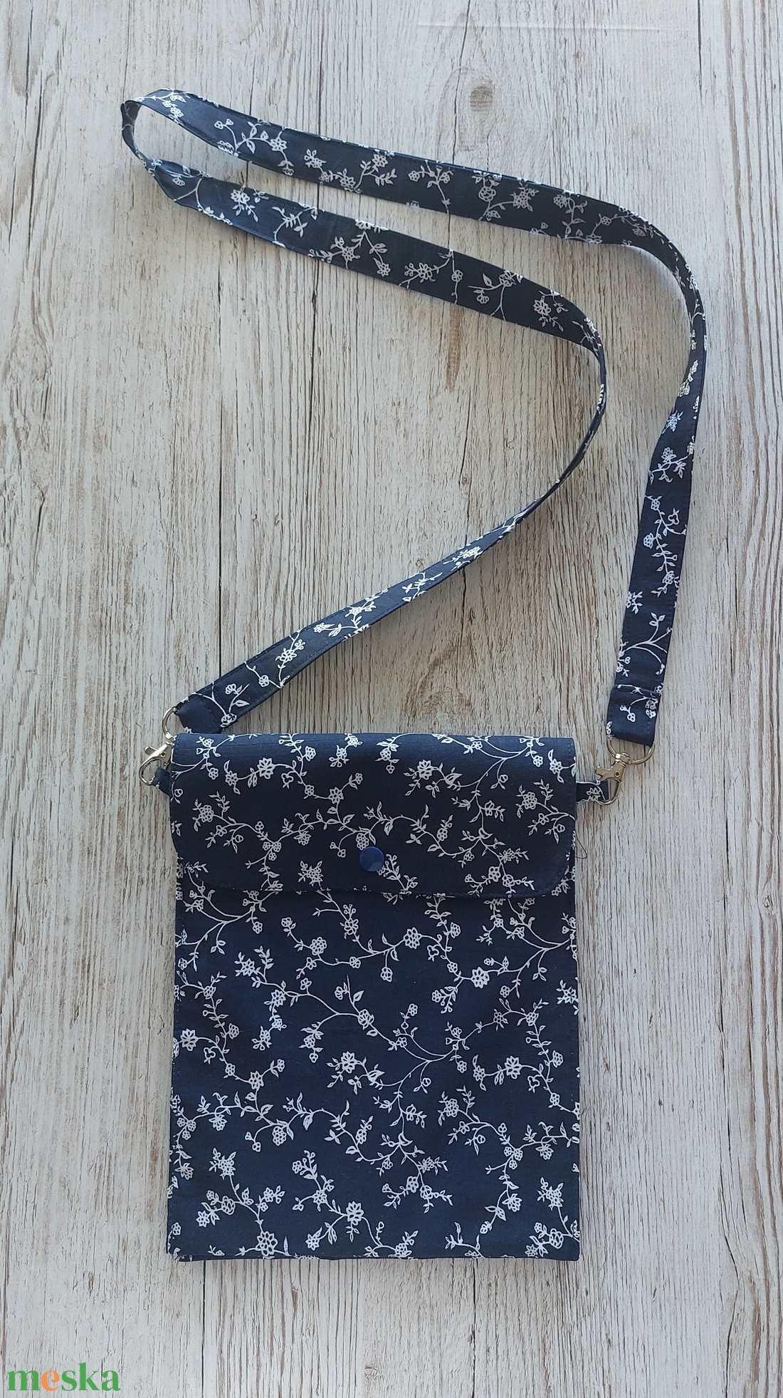 Crossbody, fesztiváltáska, sötétkék alapon fehér virágmintás pamutvászonból  - táska & tok - hátizsák - tornazsák, gymbag - Meska.hu