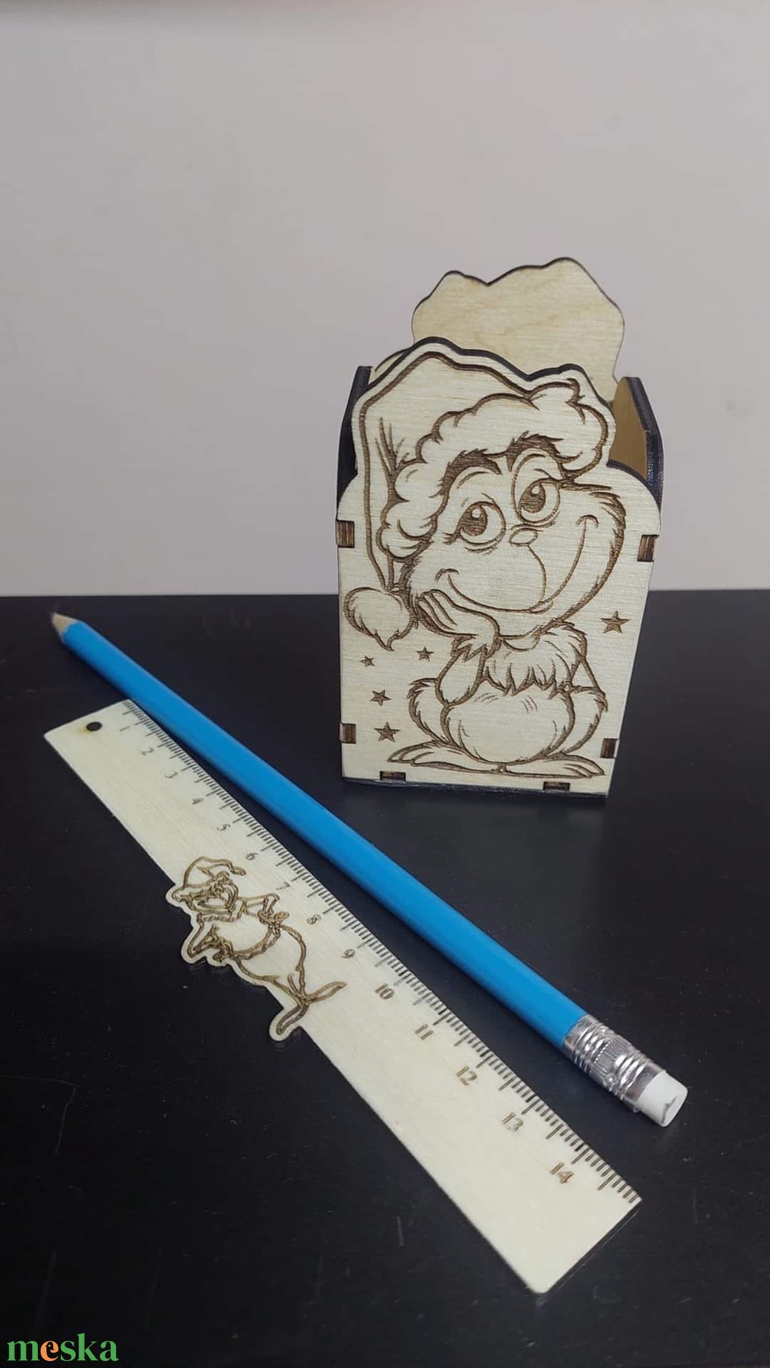 Grincs mintás faceruzatartó és favonalzó - otthon & életmód - papír, írószer - tolltartó & ceruzatekercs - Meska.hu Grincs mintás faceruzatartó és favonalzó - otthon & életmód - papír, írószer - tolltartó & ceruzatekercs - Meska.hu