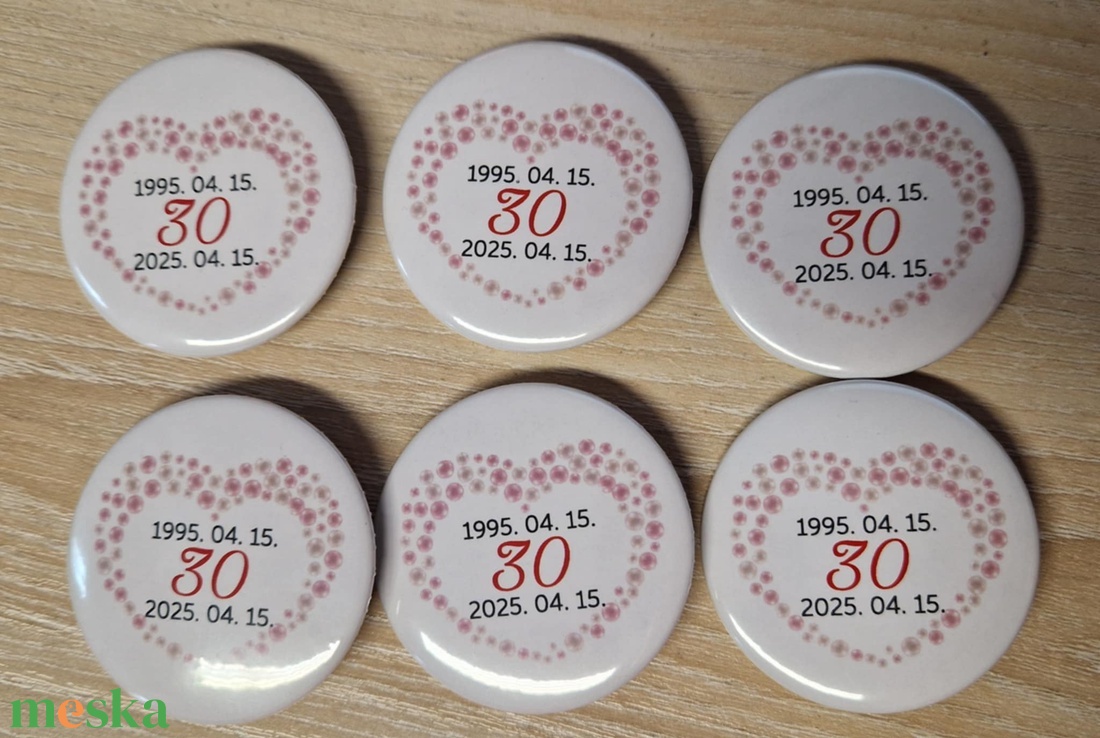 44 mm átmérőjű, fém hátlapos kitűző - esküvő - kiegészítők - kitűző - Meska.hu