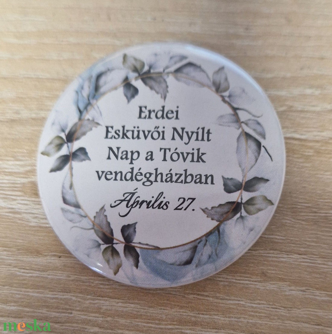 44 mm átmérőjű, fém hátlapos kitűző - esküvő - kiegészítők - kitűző - Meska.hu