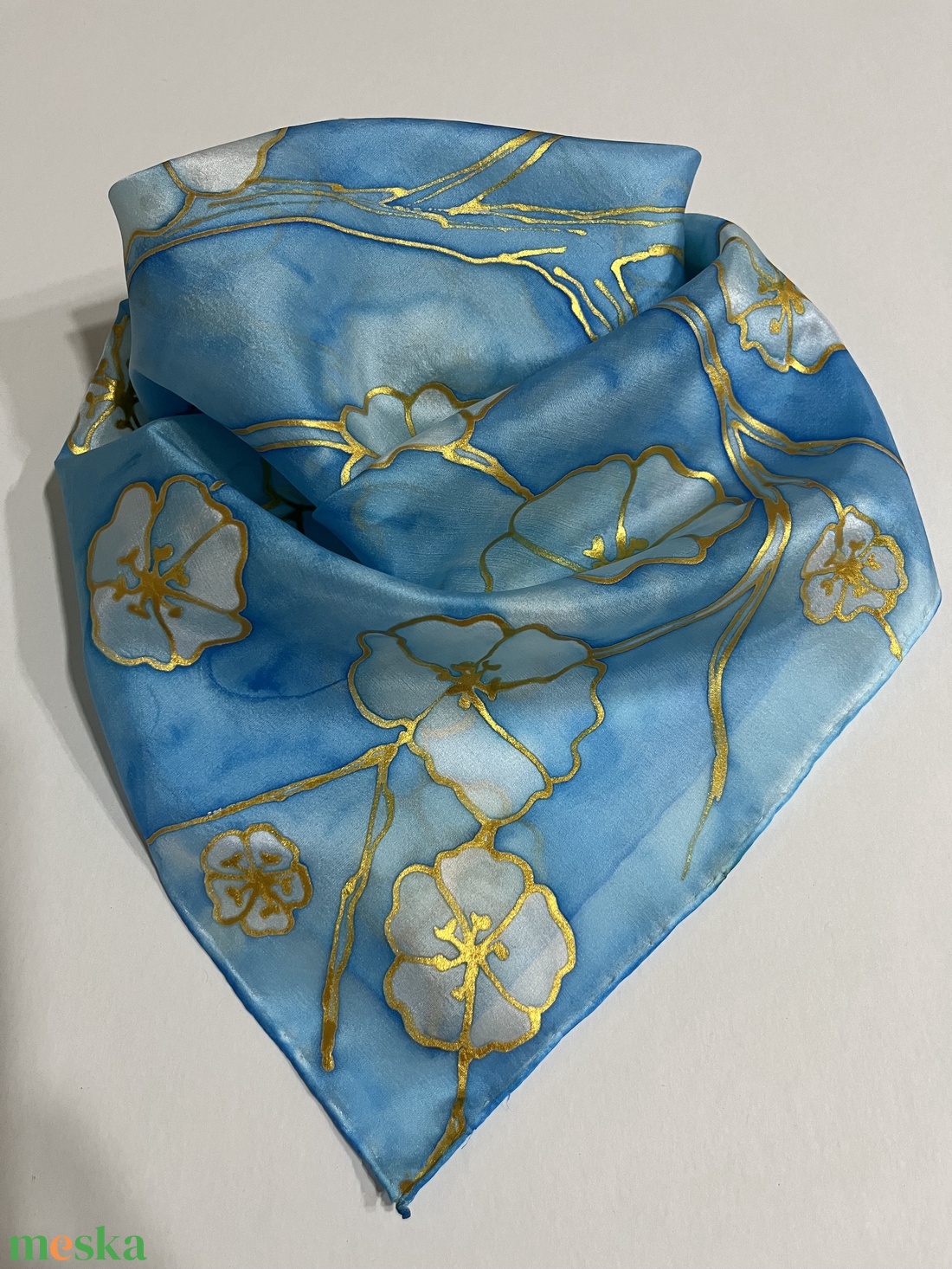 Kék kendő, cseresznyevirágzás mintával, hazai kézműves termék, selyem - ruha & divat - sál, sapka, kendő - kendő - Meska.hu