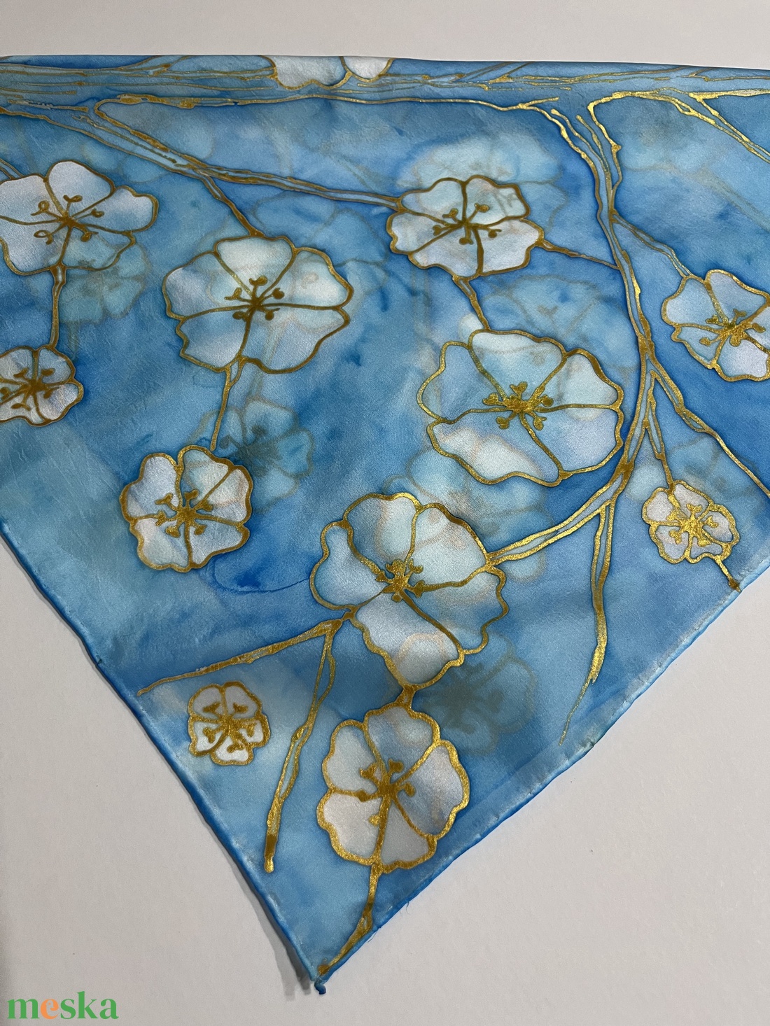 Kék kendő, cseresznyevirágzás mintával, hazai kézműves termék, selyem - ruha & divat - sál, sapka, kendő - kendő - Meska.hu