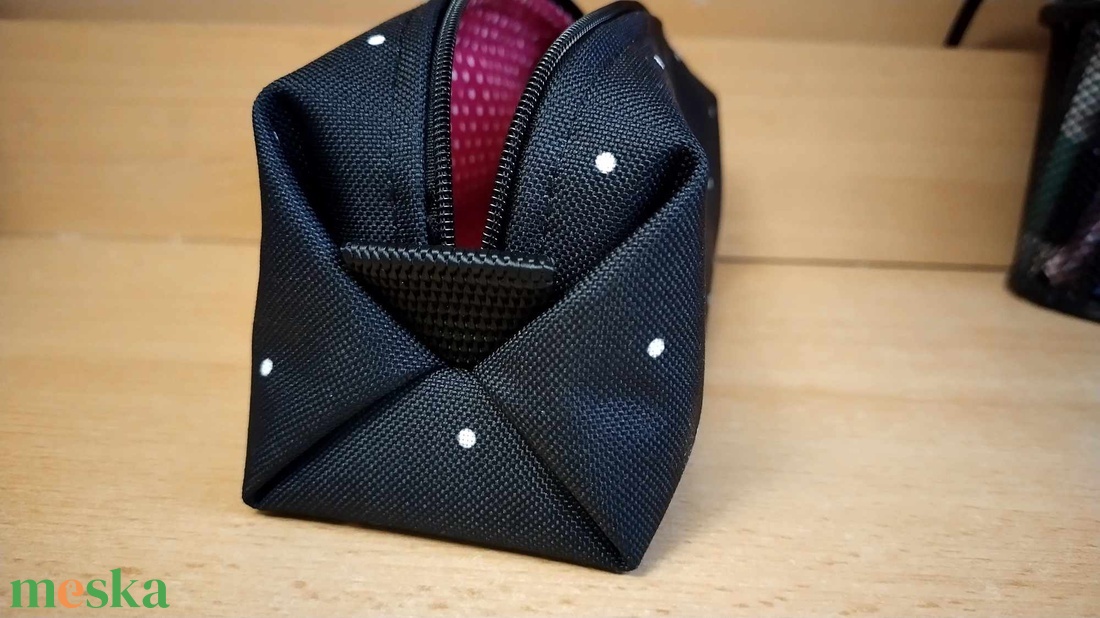 Pöttyös fekete origami tolltartó/neszesszer - nagy méretű - otthon & életmód - papír, írószer - tolltartó & ceruzatekercs - Meska.hu Pöttyös fekete origami tolltartó/neszesszer - nagy méretű - otthon & életmód - papír, írószer - tolltartó & ceruzatekercs - Meska.hu