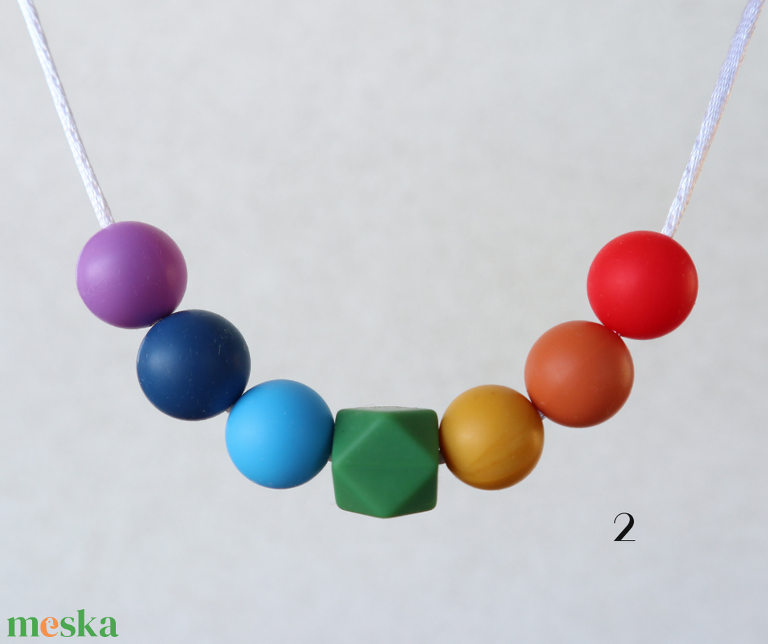 Szivárvány - Szoncha szilikon szenzoros és rágcsalánc - ékszer - nyaklánc - bogyós nyaklánc - Meska.hu